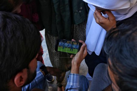 Téléchargez les photos : 02 septembre 2023, Srinagar Kashmir, Inde : Les gens regardent la diffusion en direct du match de cricket de la Coupe d'Asie entre l'Inde et le Pakistan au Pallekele International Cricket Stadium à Kandy - en image libre de droit