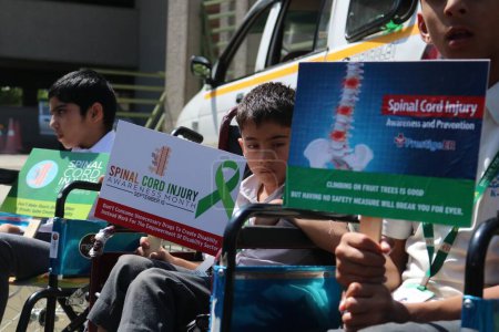 Foto de Septiembre 05,2023, Srinagar Cachemira, India: Niños discapacitados de Cachemira sostienen pancartas en medio de un mitin de concientización durante el Día de Lesión de la médula espinal en Srinagar - Imagen libre de derechos