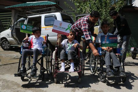 Téléchargez les photos : 05 septembre 2023, Srinagar Cachemire, Inde : Des enfants handicapés du Cachemire tiennent des pancartes au milieu d'un rassemblement de sensibilisation lors de la Journée des lésions médullaires à Srinagar - en image libre de droit