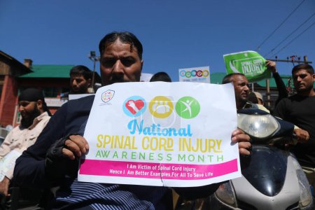 Foto de Septiembre 05,2023, Srinagar Cachemira, India: Las personas discapacitadas de Cachemira participan en una manifestación de sensibilización durante el Día de Lesión de la médula espinal en Srinagar - Imagen libre de derechos