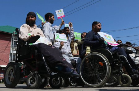 Foto de Septiembre 05,2023, Srinagar Cachemira, India: Las personas discapacitadas de Cachemira participan en una manifestación de sensibilización durante el Día de Lesión de la médula espinal en Srinagar - Imagen libre de derechos