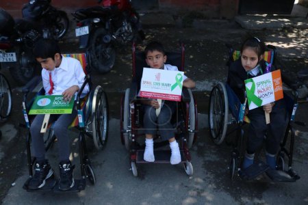 Téléchargez les photos : 05 septembre 2023, Srinagar Cachemire, Inde : Des enfants handicapés du Cachemire tiennent des pancartes au milieu d'un rassemblement de sensibilisation lors de la Journée des lésions médullaires à Srinagar - en image libre de droit
