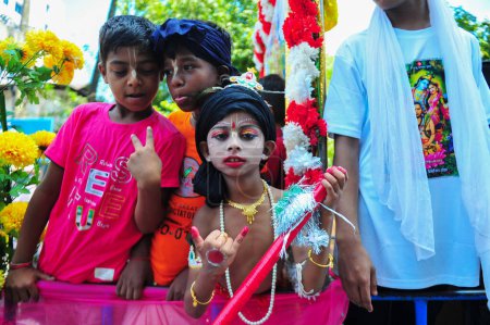 Foto de 06 de septiembre de 2023 Sylhet-Bangladesh: Los niños pequeños se visten como Krishna durante el colorido mitin del evento Krishna Janmashtami hoy en día en Sylhet, Bangladesh. Janmashtami es celebrado por devotos hindúes para conmemorar el aniversario del nacimiento del Señor Krishna. - Imagen libre de derechos