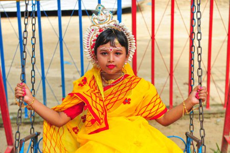 Téléchargez les photos : 06 septembre 2023 Sylhet-Bangladesh : Les jeunes filles se déguisent en Radha lors du rassemblement coloré de Krishna Janmashtami aujourd'hui à Sylhet, Bangladesh. Janmashtami est célébrée par les dévots hindous pour marquer l'anniversaire de naissance du Seigneur Krishna - en image libre de droit