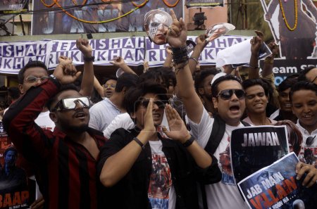 Téléchargez les photos : 7 septembre 2023, Kolkata, Inde : Les fans de l'acteur Shah Rukh Khan tiennent un rassemblement dans son soutien au film "Jawan" devant le cinéma où le film est projeté - en image libre de droit