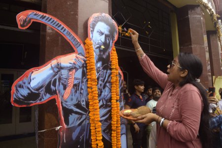 Téléchargez les photos : Les fans de Shah Rukh Khan célèbrent la sortie de son film "Jawan" dans une salle de cinéma le 7 septembre 2023 à Kolkata - en image libre de droit