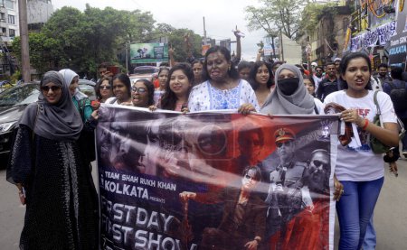 Foto de 7 de septiembre de 2023, Kolkata, India: Los fanáticos del actor Shah Rukh Khan realizan un mitin en su apoyo en la película "Jawan" fuera del cine donde se muestra la película - Imagen libre de derechos