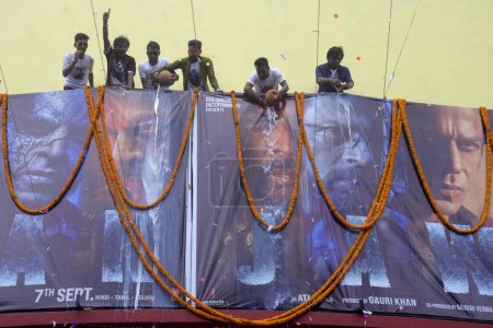 Téléchargez les photos : 7 septembre 2023, Kolkata, Inde : Les fans de l'acteur Shah Rukh Khan tiennent un rassemblement dans son soutien au film "Jawan" devant le cinéma où le film est projeté - en image libre de droit