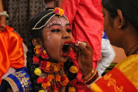 Foto de Septiembre 07,2023, Srinagar Cachemira, India: Una mujer hindú viste a un niño como Radha deidad hindú antes de una procesión para marcar 'Krishna Janmashtami' en Srinagar. Janmashtami es un festival hindú el aniversario del nacimiento del Señor hindú Krishna - Imagen libre de derechos