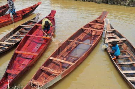 Foto de Sylhet, Bangladesh - 9 de septiembre de 2023: Barcos de madera arreglados para la venta en Salutikar Bazar de Sylhet, Bangladesh. La demanda de estos barcos sigue siendo la misma en las zonas rurales bajas desde la temporada de lluvias - Imagen libre de derechos
