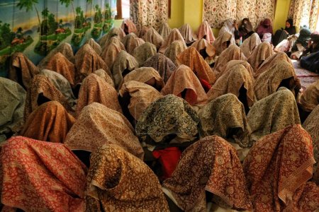 Foto de Srinagar, Cachemira, India - 10 de septiembre de 2023: Las novias musulmanas de Cachemira se sientan durante un evento de bodas masivas en Srinagar. Bodas masivas en la India organizadas por organizaciones sociales principalmente para ayudar a las familias económicamente atrasadas - Imagen libre de derechos