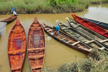 Foto de Sylhet, Bangladesh - 9 de septiembre de 2023: Barcos de madera arreglados para la venta en Salutikar Bazar de Sylhet, Bangladesh. La demanda de estos barcos sigue siendo la misma en las zonas rurales bajas desde la temporada de lluvias - Imagen libre de derechos