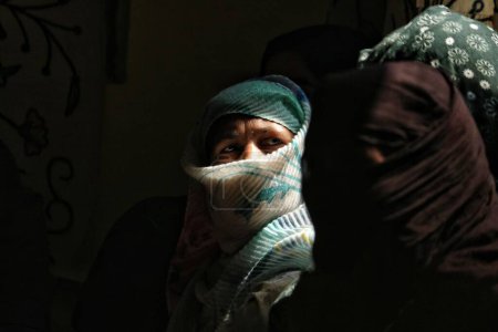 Téléchargez les photos : Srinagar, Cachemire, Inde - 10 septembre 2023 : une femme regarde les épouses musulmanes du Cachemire lors d'un mariage de masse à Srinagar. Les mariages de masse en Inde sont organisés par des organisations sociales principalement pour aider les familles économiquement arriérées - en image libre de droit