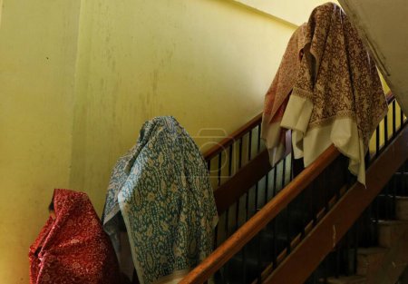 Foto de Srinagar, Cachemira, India - 10 de septiembre de 2023: novias musulmanas de Cachemira bajando las escaleras durante un evento de boda masiva en Srinagar. Bodas masivas en la India organizadas por organizaciones sociales principalmente para ayudar a las familias económicamente atrasadas - Imagen libre de derechos