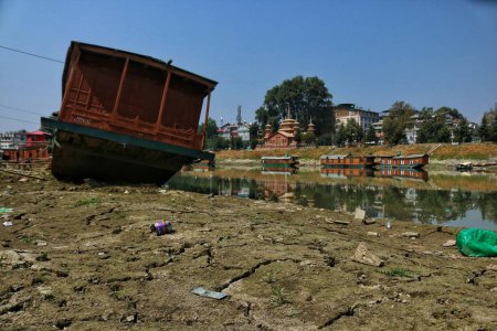 Foto de Srinagar, Cachemira, India - 12 de septiembre de 2023: Vista de los parches secos a orillas del río Jhelum en Srinagar. El nivel del agua en el río Jhelum ha registrado una caída significativa debido a las lluvias deficitarias en Cachemira - Imagen libre de derechos