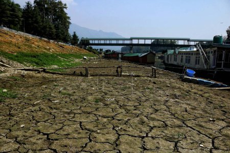 Foto de Srinagar, Cachemira, India - 12 de septiembre de 2023: Vista de los parches secos a orillas del río Jhelum en Srinagar. El nivel del agua en el río Jhelum ha registrado una caída significativa debido a las lluvias deficitarias en Cachemira - Imagen libre de derechos