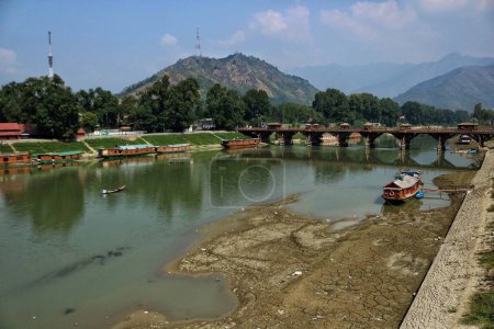Téléchargez les photos : Srinagar Cachemire, Inde - 12 septembre 2023 : Vue d'une partie séchée de la rivière Jhelum à Srinagar. Le niveau d'eau de la rivière Jhelum a enregistré une baisse significative en raison du déficit pluvial au Cachemire - en image libre de droit