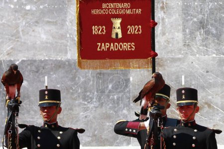 Foto de Ciudad de México, México - 13 de septiembre de 2023: Cadetes del Colegio Militar Heroico durante el 176º Aniversario de la Escritura Heroica de los Niños Héroes de Chapultepec, en el Altar a la Patria. El 13 de septiembre de 2023. En la Ciudad de México - Imagen libre de derechos