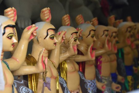 Foto de Howrah, India - 13 de septiembre de 2023: Los ídolos arcillosos de Dios Vishwakarma están haciendo por delante de la anual Vishwakarma puja de un día, que se programó el 18 de septiembre de 2023. Dios Vishwakarma es considerado como arquitecto de dioses en la mitología hindú - Imagen libre de derechos