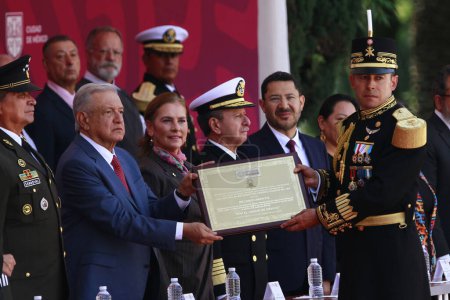 Téléchargez les photos : Mexico, Mexique - 13 septembre 2023 : Le président du Mexique Andres Manuel Lopez Obrador remet la reconnaissance à un cadet lors du 176e anniversaire de l'acte héroïque des enfants héros de Chapultepec, à l'autel de la patrie - en image libre de droit