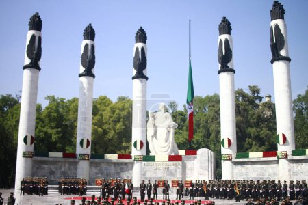Téléchargez les photos : Mexico, Mexique - 13 septembre 2023 : Cadets du Collège militaire héroïque à l'occasion du 176e anniversaire de l'acte héroïque des enfants héros de Chapultepec, à l'autel de la patrie. Le 13 septembre 2023. À Mexico - en image libre de droit