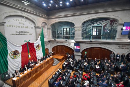 Téléchargez les photos : 14 septembre 2023 Toluca, Mexique : Delfina Gmez lvarez, lors de sa prestation de serment dans la salle plénière de la Chambre des députés de l'État du Mexique accompagnée d'Andrs Manuel Lpez Obrador, Président du Mexique - en image libre de droit