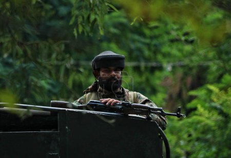 Téléchargez les photos : 16 septembre 2023, Srinagar Cachemire, Inde : Un soldat de l'armée indienne est vu près du site de la fusillade qui est entré le quatrième jour dans le village Gadole de Kokernag dans le district d'Anantnag. Quatre membres des forces de sécurité, dont un colonel de l'armée indienne - en image libre de droit