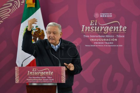 Foto de 15 de septiembre de 2023 Toluca, México: Andrés López Obrador, Presidente de México durante la inauguración de la primera etapa del Tren Interurbano México-Toluca, que se extenderá desde Zinacantepec hasta las estaciones de Lerma - Imagen libre de derechos