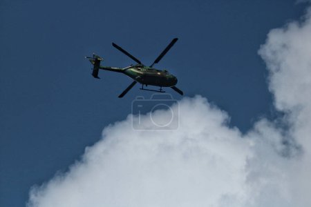 Téléchargez les photos : 15 septembre 2023, Srinagar Cachemire, Inde : Un hélicoptère de l'armée indienne flotte pendant la fusillade entre les militants et les forces de sécurité qui est entrée dans la deuxième journée dans le village Gadole de Kokernag dans le district d'Anantnag - en image libre de droit