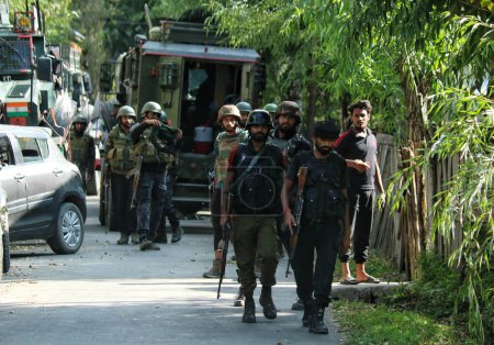 Téléchargez les photos : 15 septembre 2023, Srinagar Cachemire, Inde : Des soldats de l'armée indienne sont vus près du site de la bataille des armes à feu qui est entré le troisième jour dans le village Gadole de Kokernag dans le district d'Anantnag - en image libre de droit