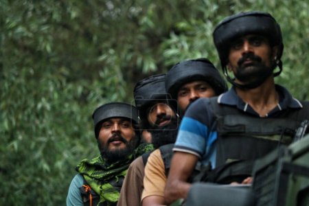 Foto de 15 de septiembre de 2023, Srinagar Cachemira, India: Se ven soldados del ejército indio cerca del lugar del tiroteo que entró en el segundo día en la aldea Gadole de Kokernag en el distrito de Anantnag - Imagen libre de derechos