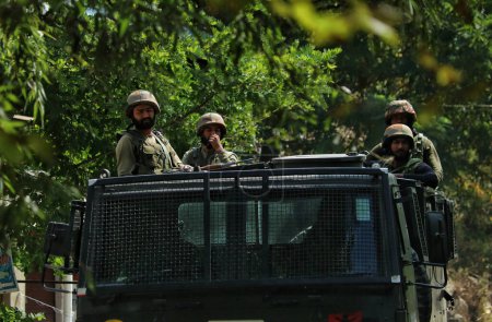 Foto de 16 de septiembre de 2023, Srinagar Cachemira, India: Se ven soldados del ejército indio cerca del sitio de batalla de armas que entró en el cuarto día en la aldea Gadole de Kokernag en el distrito de Anantnag - Imagen libre de derechos