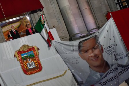 Téléchargez les photos : 15 septembre 2023 Toluca, Mexique : Alfredo del Mazo Maza Gouverneur constitutionnel de l'État du Mexique et Delfina Gmez lvarez Gouverneur élu de l'État du Mexique a donné le "Grito de Independencia" au Palais du gouvernement - en image libre de droit