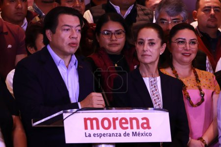 Foto de 15 de septiembre de 2023 En Ciudad de México, México: el presidente nacional de MORENA, Mario Delgado, acompañado por el Coordinador Nacional de los Comités de Defensa de la Cuarta Transformación - Imagen libre de derechos
