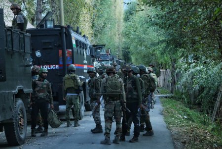 Foto de 15 de septiembre de 2023, Srinagar Cachemira, India: Se ven soldados del ejército indio cerca del sitio de batalla de armas que entró en el tercer día en la aldea Gadole de Kokernag en el distrito de Anantnag - Imagen libre de derechos