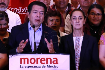 Foto de 15 de septiembre de 2023 En Ciudad de México, México: el presidente nacional de MORENA, Mario Delgado, acompañado por el Coordinador Nacional de los Comités de Defensa de la Cuarta Transformación - Imagen libre de derechos