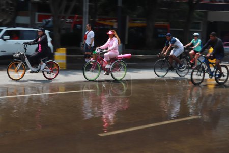 Téléchargez les photos : 17 septembre 2023 à Mexico, Mexique, Les résidents de la capitale sont sortis à vélo, patins, planches à roulettes, pour la promenade à vélo du dimanche sur l'avenue Reforma à Mexico - en image libre de droit
