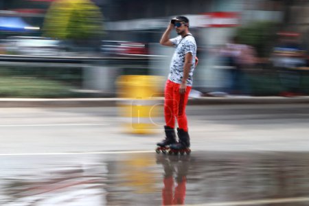 Foto de 17 de septiembre de 2023 en Ciudad de México, México, los residentes de Capital salieron en bicicletas, patines, patinetas, para el paseo en bicicleta del domingo en la Avenida Reforma en la Ciudad de México - Imagen libre de derechos