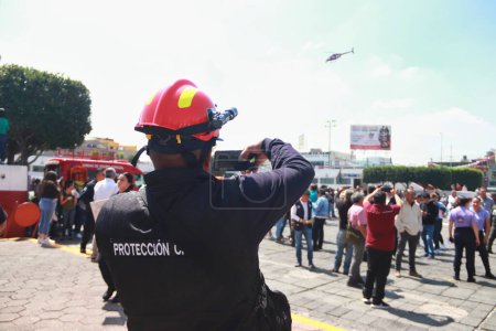 Téléchargez les photos : 19 septembre 2023 à Nezahualcyotl, Mexique : Les gens participent à la deuxième foreuse nationale 2023, avec l'hypothèse d'un tremblement de terre de magnitude 8.0 avec un épicentre à Acapulco - en image libre de droit