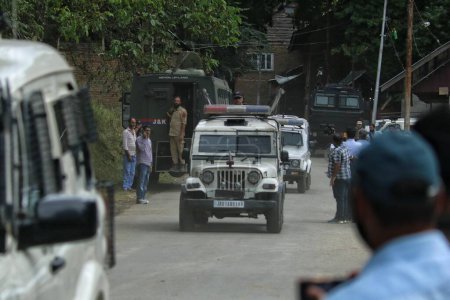 Foto de 19 de septiembre de 2023, Srinagar Cachemira, India: Los vehículos de la policía india abandonan el lugar del tiroteo en la aldea Gadole de Kokernag, en el distrito de Anantnag. Director General Adicional de Policía (ADGP) Zona de Cachemira - Imagen libre de derechos