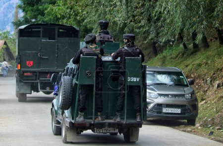 Téléchargez les photos : 19 septembre 2023, Srinagar Cachemire, Inde : Des soldats de l'armée indienne quittent le site d'une fusillade dans le village Gadole de Kokernag, dans le district d'Anantnag. Directeur général supplémentaire de la police (ADGP) Zone du Cachemire - en image libre de droit