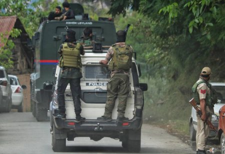 Téléchargez les photos : 19 septembre 2023, Srinagar Cachemire, Inde : Des véhicules de la police indienne quittent le site d'une fusillade dans le village Gadole de Kokernag, dans le district d'Anantnag. Directeur général supplémentaire de la police (ADGP) Zone du Cachemire - en image libre de droit