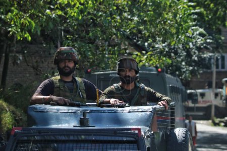 Téléchargez les photos : 19 septembre 2023, Srinagar Cachemire, Inde : Des soldats de l'armée indienne quittent le site d'une fusillade dans le village Gadole de Kokernag, dans le district d'Anantnag. Directeur général supplémentaire de la police (ADGP) Zone du Cachemire - en image libre de droit