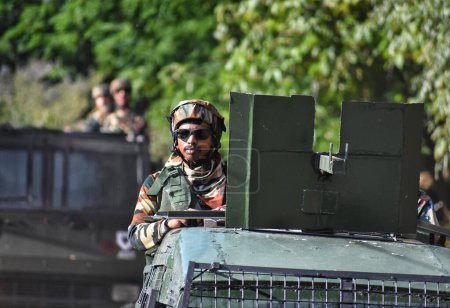 Foto de 19 de septiembre de 2023, Srinagar Cachemira, India: Soldados del Ejército indio abandonan el lugar de la batalla de armas en la aldea Gadole de Kokernag, en el distrito de Anantnag. Director General Adicional de Policía (ADGP) Zona de Cachemira - Imagen libre de derechos
