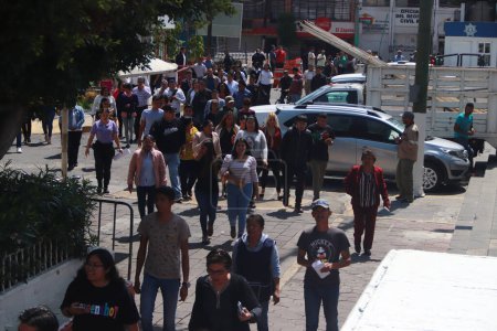 Foto de 19 de septiembre de 2023 en Nezahualcyotl, México: La gente participa durante el segundo simulacro nacional 2023, con la hipótesis de un terremoto de magnitud 8.0 con un epicentro en Acapulco, Guerrero en el palacio municipal de Nezahualcyotl - Imagen libre de derechos