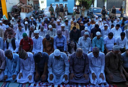 Foto de 20 de septiembre de 2023, Srinagar Cachemira, India: Los musulmanes ofrecen oraciones congregacionales anuales llamadas "Khoja Digar" el 3 de Rabi-ul-Awwal, el tercer mes del calendario islámico - Imagen libre de derechos
