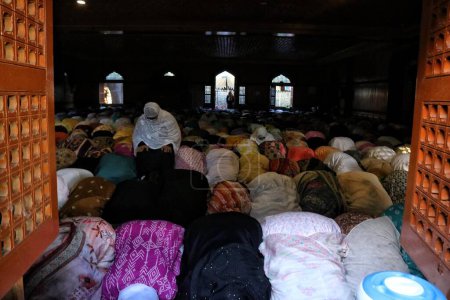 Foto de 20 de septiembre de 2023, Srinagar Cachemira, India: Las mujeres ofrecen oraciones congregacionales anuales llamadas "Khoja Digar" el 3 de Rabi-ul-Awwal, el tercer mes del calendario islámico - Imagen libre de derechos