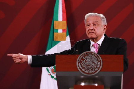 Téléchargez les photos : 20 septembre 2023, Mexico, Mexique : Le président mexicain, Andres Manuel Lopez Obrador, prend la parole lors de la conférence de presse quotidienne du matin devant les journalistes au Palais national - en image libre de droit