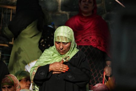 Téléchargez les photos : 20 septembre 2023, Srinagar Cachemire, Inde : Une femme offre des prières congrégationalistes annuelles appelées "Khoja Digar" le 3 de Rabi-ul-Awwal, le troisième mois du calendrier islamique - en image libre de droit