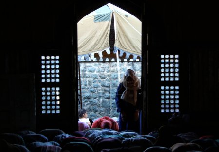 Téléchargez les photos : 20 septembre 2023, Srinagar Cachemire, Inde : Les femmes offrent des prières congrégationalistes annuelles appelées "Khoja Digar" le 3 de Rabi-ul-Awwal, le troisième mois du calendrier islamique - en image libre de droit